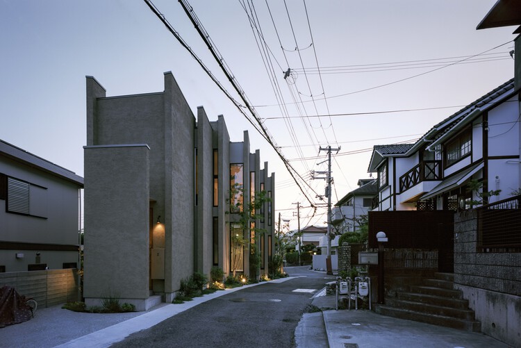 Дом в Окамото / FujiwaraMuro Architects - Экстерьерная фотография, окна, фасад