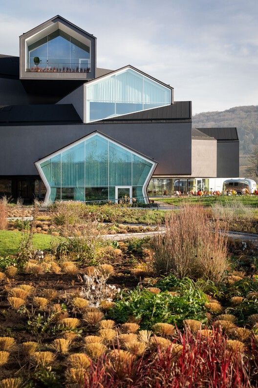Vitra Oudolf Garden / Piet Oudolf - Фотография Экстерьера, Окна, Фасад, Сад