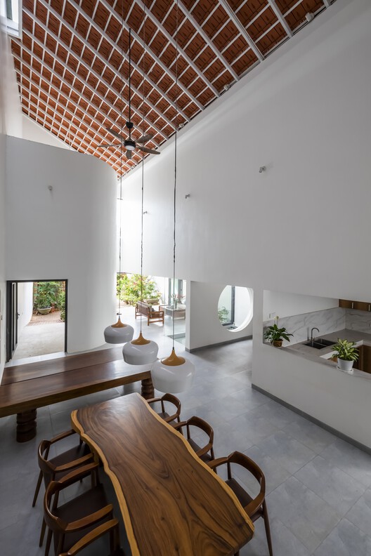 Quang Ngai House / 6717 Studio - Фотография интерьера, стол, дерево, освещение, балка