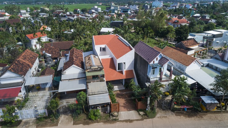 Quang Ngai House / 6717 Studio - Фотография снаружи, окна