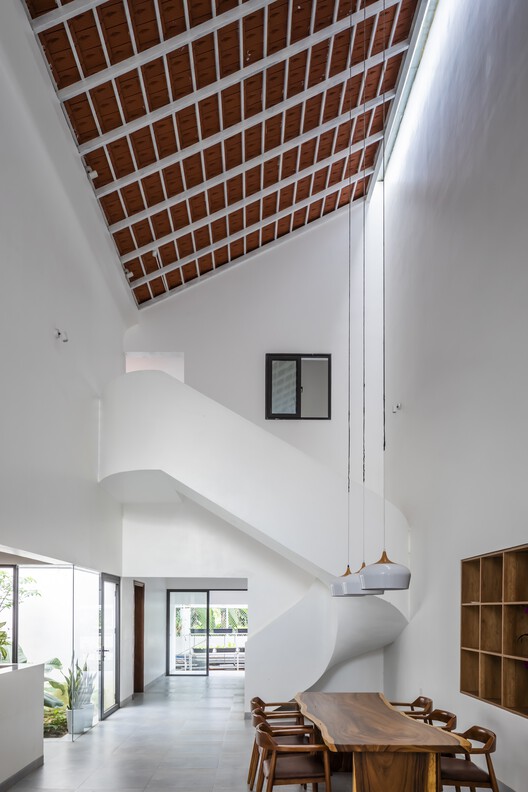 Quang Ngai House / 6717 Studio - Фотография интерьера, окна, освещение, стол, балка