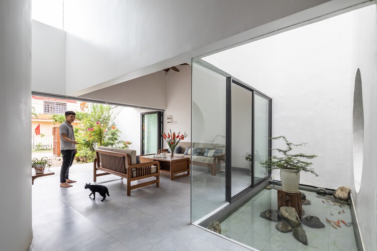 Quang Ngai House / 6717 Studio - Фотография интерьера, скамейка