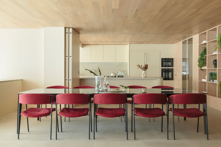 Apartamento Casa Alto de Pinheiros / ARCHITECTS OFFICE - Фотография интерьера, Столовая, Стол, Стул