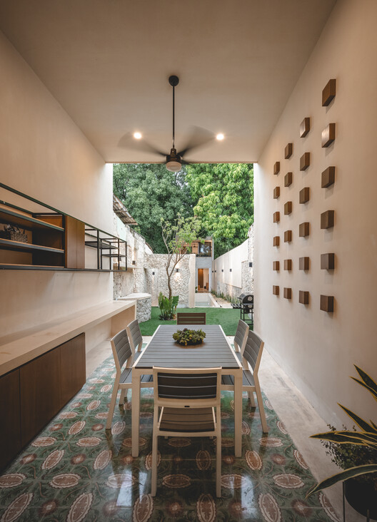 Ermita House / Studio A - Фотография интерьера, стол, стул