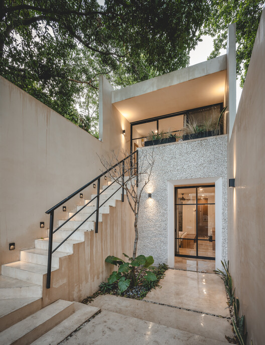Ermita House / Studio A - Фотография интерьера, лестница, фасад, перила, двор