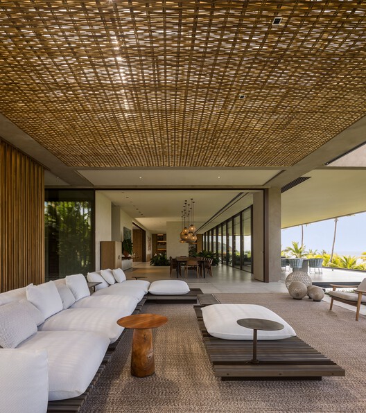 01 TVN House / Saraiva e Associados - Фотография интерьера, гостиная, стол, стул, балка