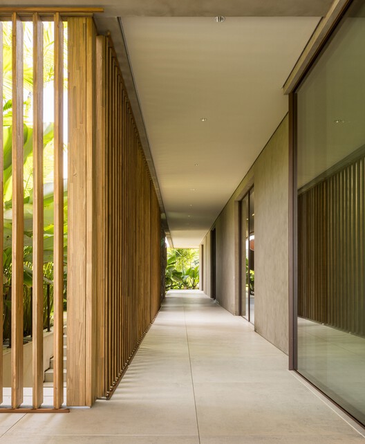 01 TVN House / Saraiva e Associados - Фотография интерьера, колонна
