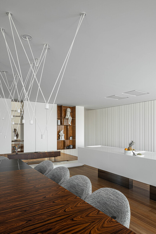RiscoWhite House / Risco Singular - Архитектура - Фотография интерьера, Стол, Окна, Стул, Балка