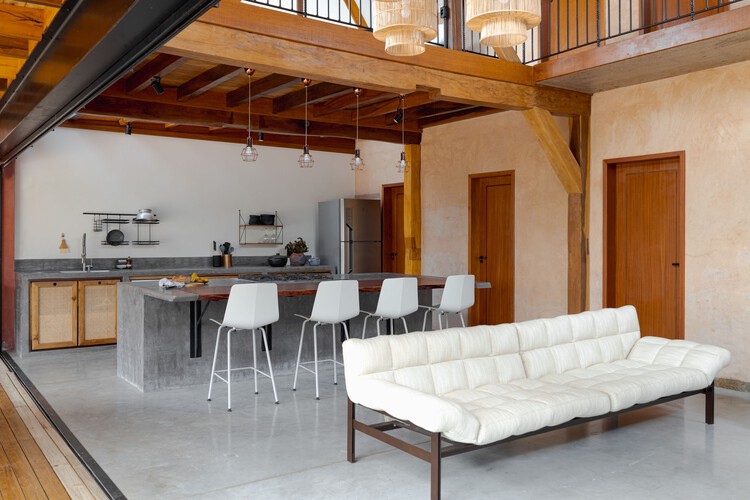 Дом Abacateiro / Baixo Impacto Arquitetura - Фотография интерьера, Столешница, Стол, Стул, Балка