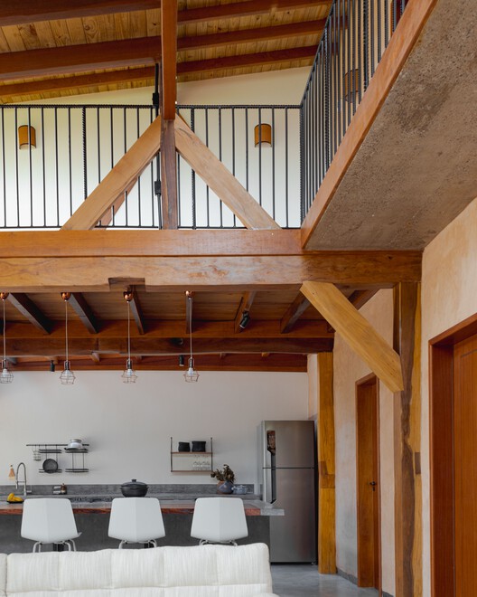 Дом Abacateiro / Baixo Impacto Arquitetura - Фотография интерьера, кухня, окна, балка, скамейка