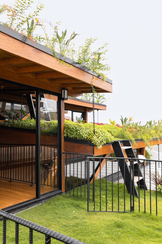 Дом Abacateiro / Baixo Impacto Arquitetura - Экстерьерная фотография, Забор, Сад, Патио, Двор