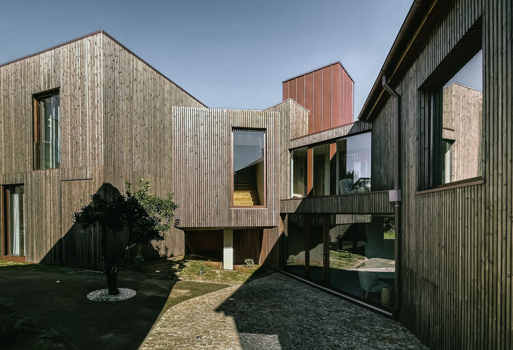 Вилла |  Касас-де-Кампо / Logoexisto Пас де Коста |  Arquitetura + Interiores - Экстерьерная фотография, окна, фасад