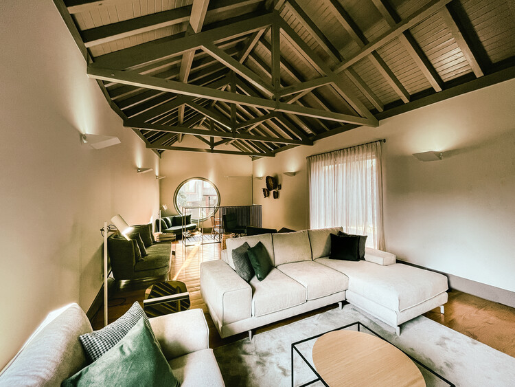 Вилла |  Касас-де-Кампо / Logoexisto Пас де Коста |  Arquitetura + Interiores - Фотография интерьера, гостиная, диван, балка, спальня