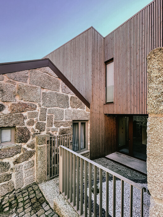 Вилла |  Касас-де-Кампо / Logoexisto Пас де Коста |  Arquitetura + Interiores - Фотография экстерьера, Кирпич, Окна, Фасад, Перила