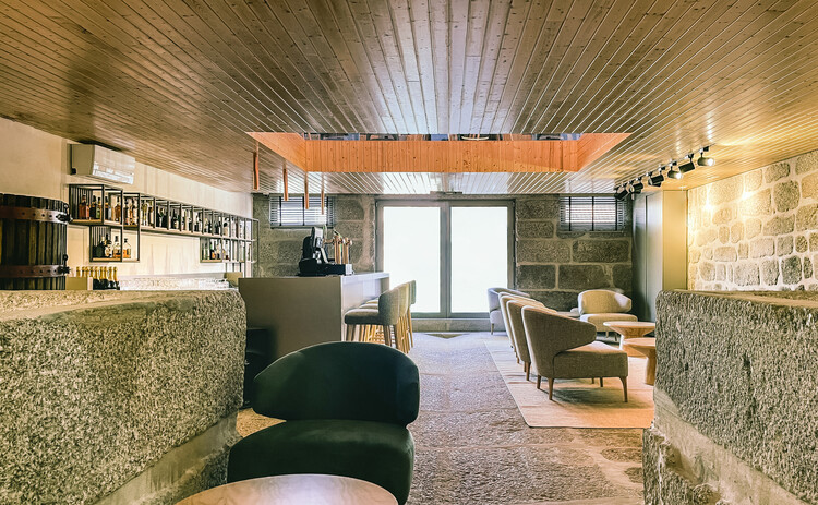 Вилла |  Касас-де-Кампо / Logoexisto Пас де Коста |  Arquitetura + Interiores - Фотография интерьера, Стул, Стол, Балка