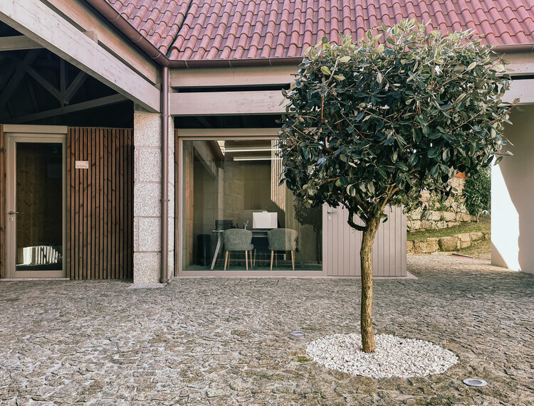 Вилла |  Касас-де-Кампо / Logoexisto Пас де Коста |  Arquitetura + Interiores - Фотография экстерьера, двери, окна, фасад, двор