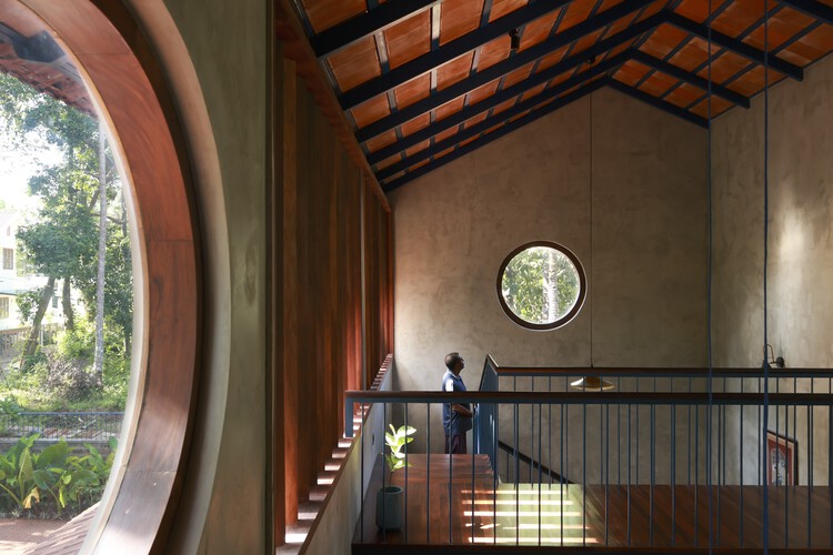 Дом Ваби-Саби / Aslam Sham Architects - Фотография интерьера, освещение, лестница, окна, перила, балка
