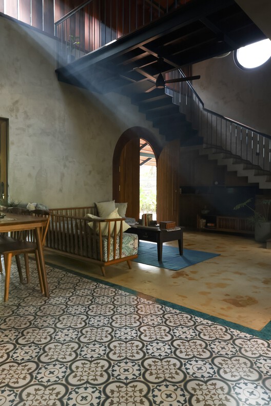 Дом Ваби-Саби / Aslam Sham Architects - Фотография интерьера, Столовая, Стол, Балка, Арка