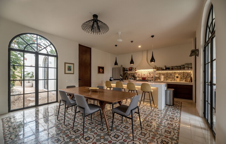 Pitahaya House / Taller Estilo Arquitectura - Фотография интерьера, Столовая, Стол, Стул, Освещение, Окна, Балка