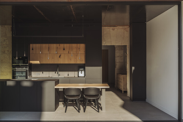 Casa Interstici / NØRA studio - Фотография интерьера, кухня, стол, стул