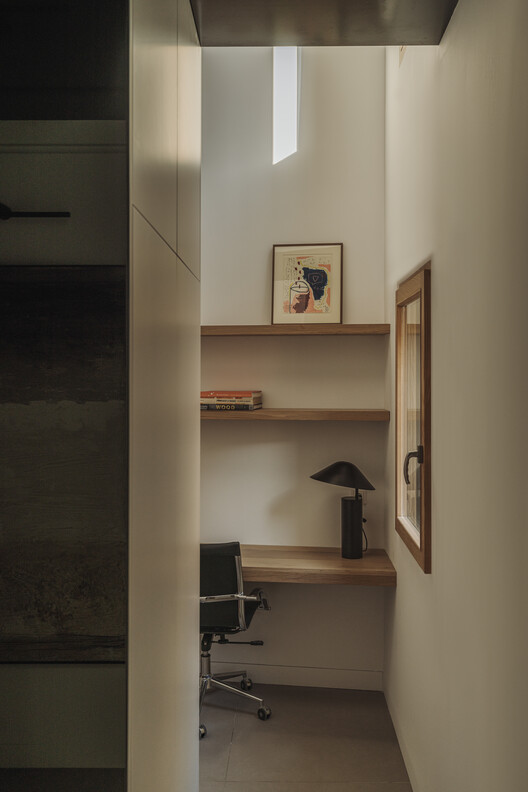 Casa Interstici / NØRA studio - Фотография интерьера, стеллаж, стул