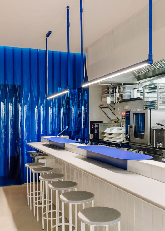 The Capsule Cafe / Atelier Réalité - Фотография интерьера, стол, стул