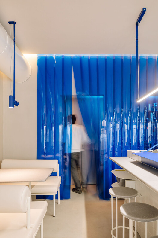 The Capsule Cafe / Atelier Réalité - Фотография интерьера, гардероб