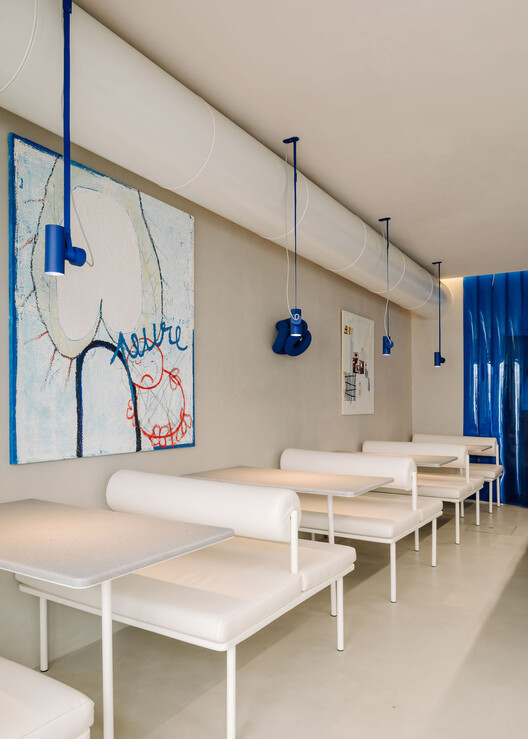The Capsule Cafe / Atelier Réalité - Фотография интерьера, стол, окна