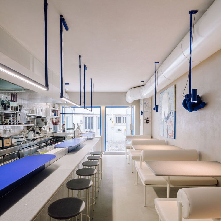 The Capsule Cafe / Atelier Réalité - Фотография интерьера, стол, стул