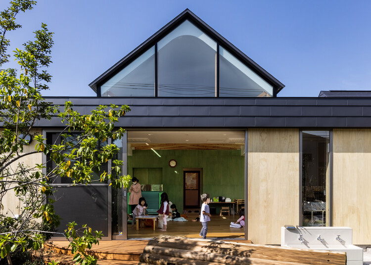 Детский сад Химавари / AKAIKE TOHYAMA ARCHITECTS - Фотография экстерьера, окна, фасад, балка
