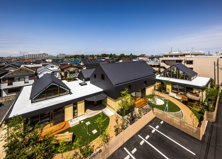 Детский сад Химавари / AKAIKE TOHYAMA ARCHITECTS - Фотография экстерьера, окна, фасад, городской пейзаж