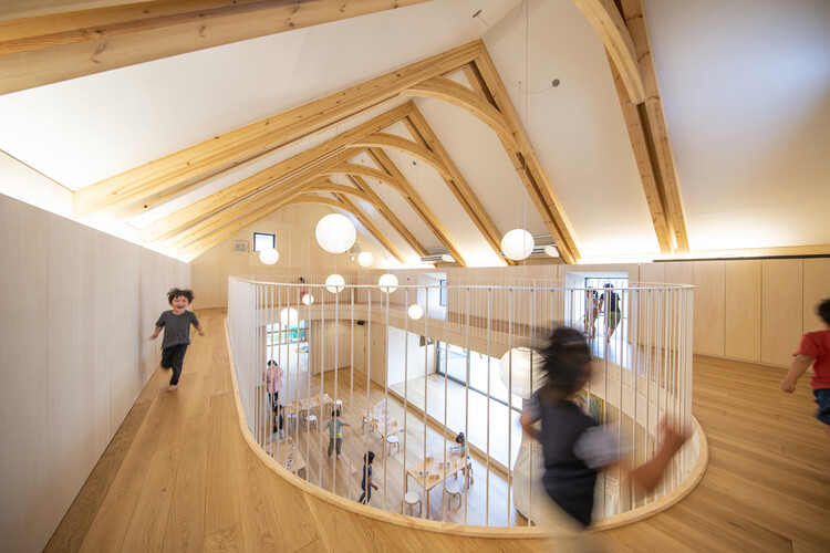 Детский сад Химавари / AKAIKE TOHYAMA ARCHITECTS - Фотография интерьера, лестницы, перила, окна