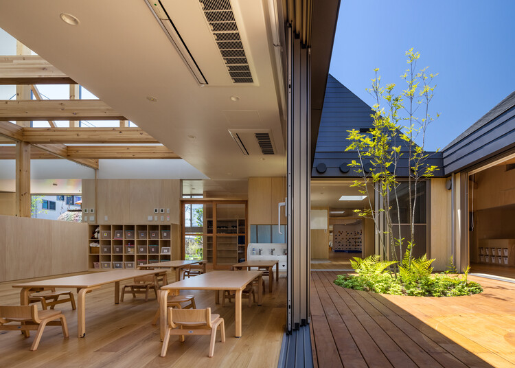 Детский сад Химавари / AKAIKE TOHYAMA ARCHITECTS - Фотография интерьера, стол, стеллаж, стул