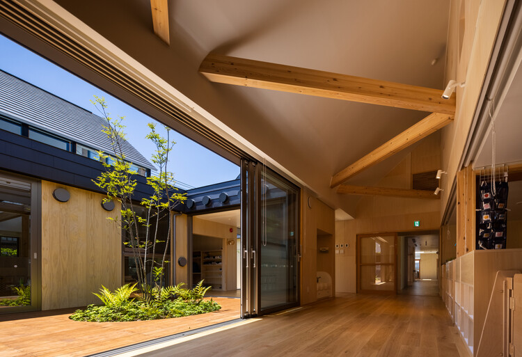 Детский сад Химавари / AKAIKE TOHYAMA ARCHITECTS - Фотография интерьера, двери, окна, фасад, балка