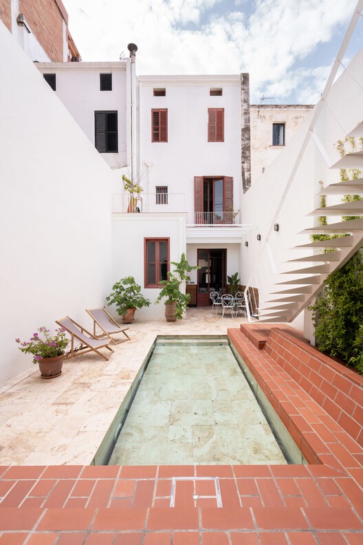 Модернистская реконструкция патио в Эль-Масноу, Барселона / Oliver Segura Arquitectura + Cebrià Arquitectura - Фотография интерьера, окон, фасада, двора