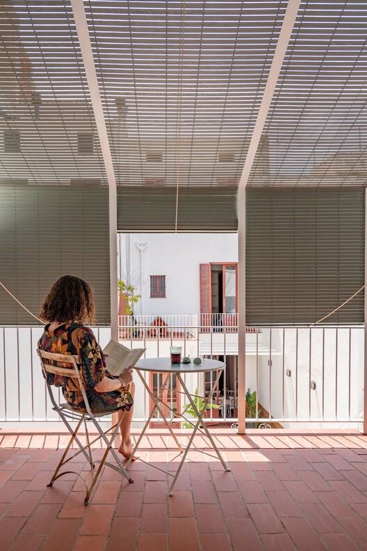 Модернистский ремонт патио в Эль-Масноу, Барселона / Oliver Segura Arquitectura + Cebrià Arquitectura - Фотография интерьера, стул, стол, окна, терраса, патио