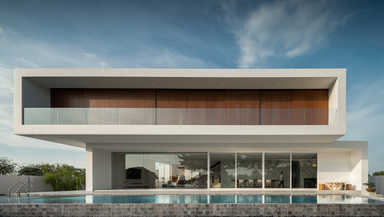 Sunset House / Полтора Архитектора - Экстерьерная фотография, фасад, окна