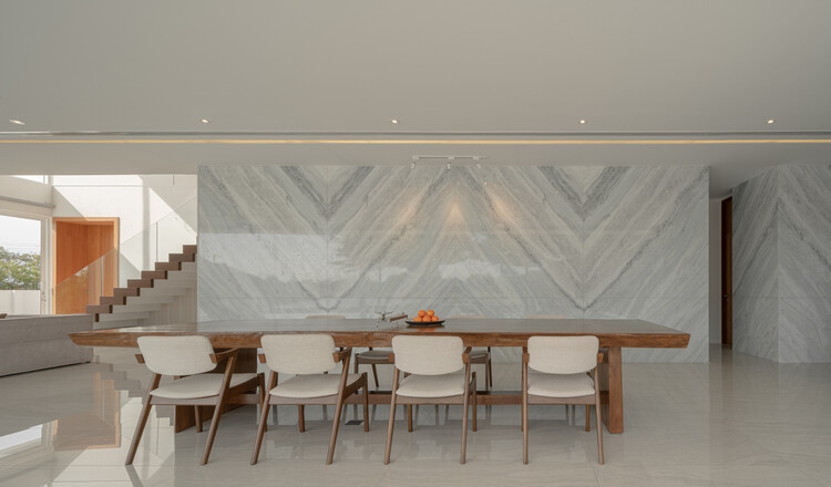 Sunset House / Полтора Архитектора - Фотография интерьера, Столовая, Стол, Стул