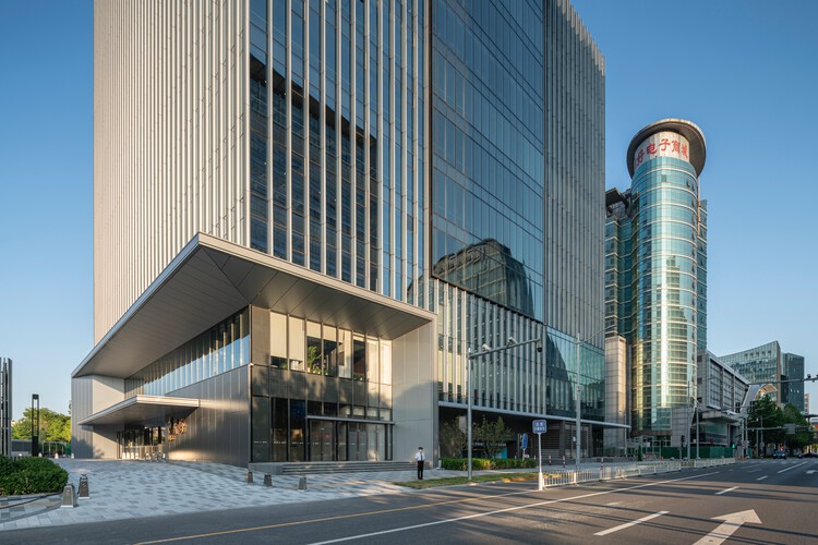 Модернизация и реконструкция здания Dinghao Electronics Building / Nikken Sekkei — фотография экстерьера, фасада, городского пейзажа