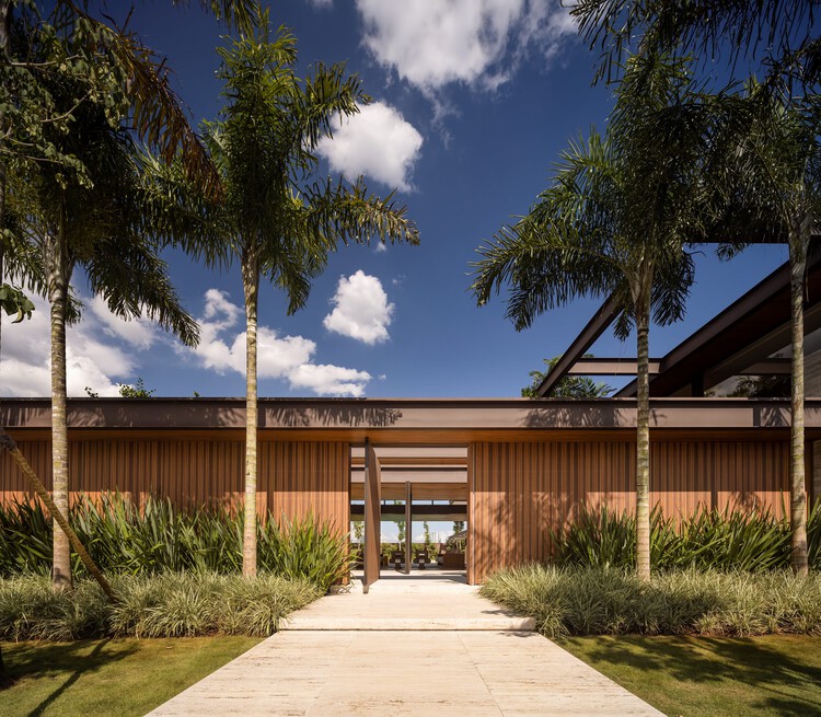Дом Хабутикаба / Fernanda Marques Arquitetura - Фотография экстерьера, фасад, сад