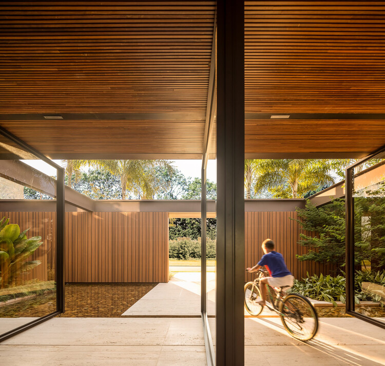 Дом Джабутикаба / Fernanda Marques Arquitetura - Фотография интерьера, фасад, балка, палуба