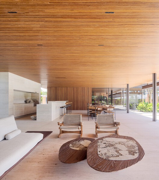 Дом Джабутикаба / Fernanda Marques Arquitetura - Фотография интерьера, гостиная, балка