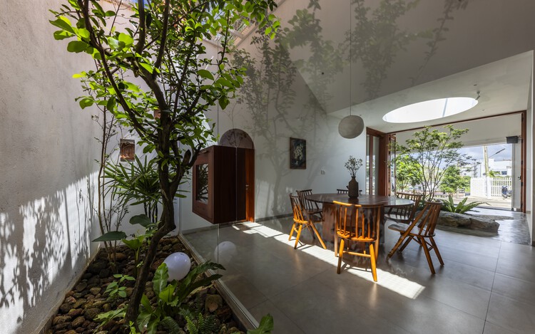 Tile House / The Bloom - Фотография интерьера, Столовая
