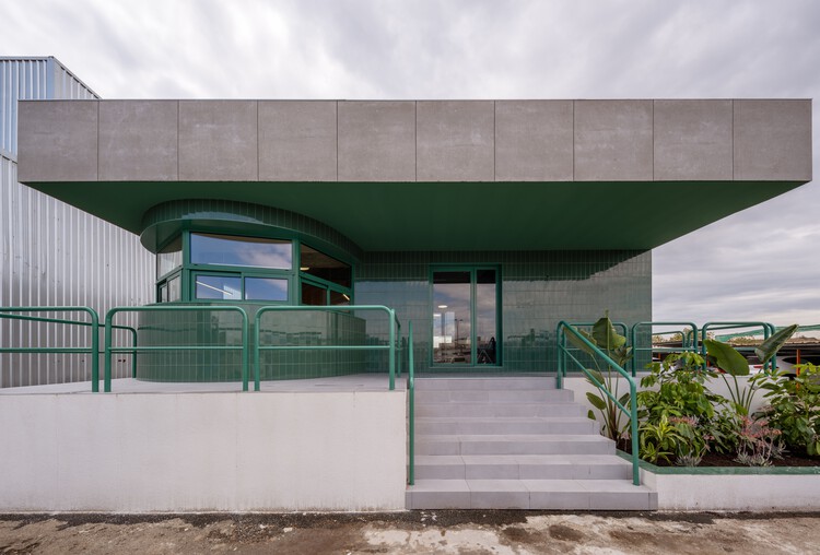 Офис Medifer / Impepinable Studio — Фотография экстерьера