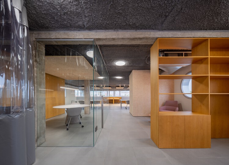 Офис Medifer / Impepinable Studio — Фотография интерьера, стул