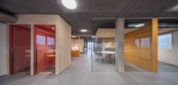 Офис Medifer / Impepinable Studio — Фотография интерьера, стул