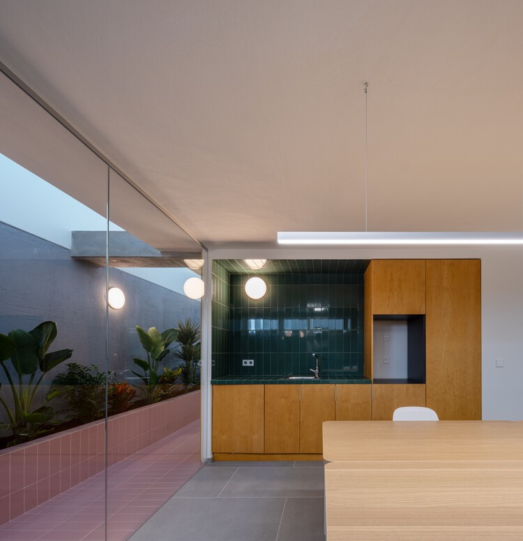 Офис Medifer / Impepinable Studio — Фотография интерьера, кухня, столешница, стул