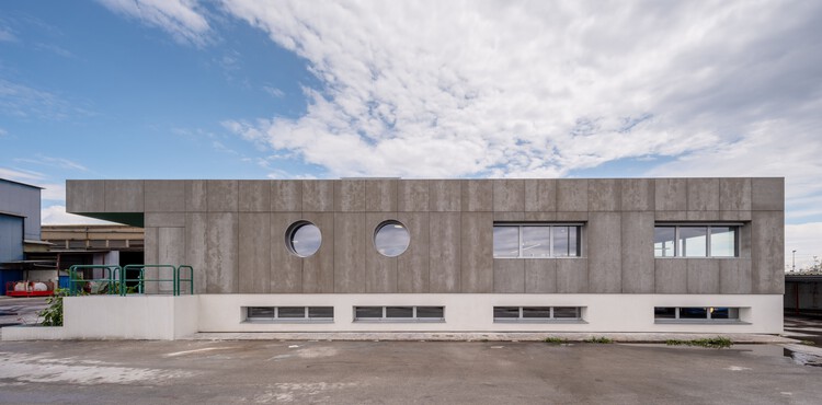 Офис Medifer / Impepinable Studio - Фотография экстерьера, окна