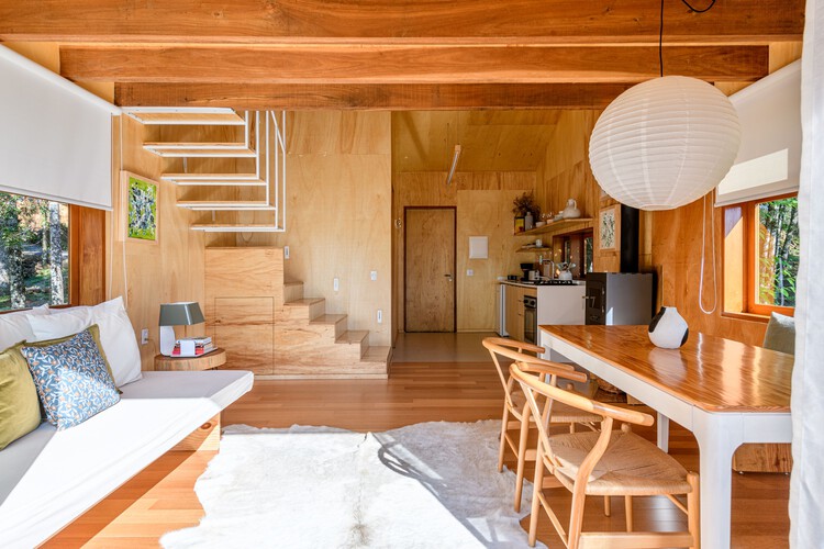 Дом на дереве / Íntegra Studio Arquitetura - Фотография интерьера, стол, стул, балка