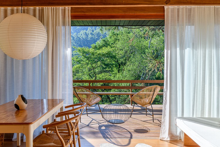 Дом на дереве / Íntegra Studio Arquitetura - Фотография интерьера, стол, дерево, стул, окна
